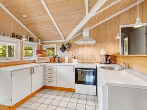 Refrigerador, microondas, lavavajillas y utensilios de cocina 