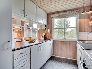 Køleskab, mikrobølgeovn, ovn, højstol