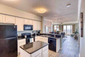 冷蔵庫、電子レンジ、オーブン、コンロ