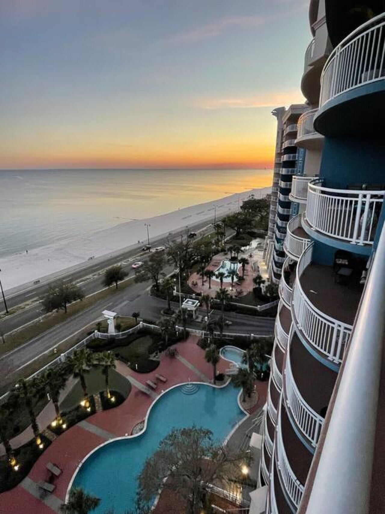 Innendørsbasseng og et oppvarmet basseng