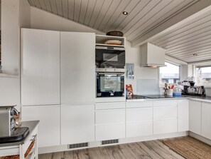 Køleskab, mikrobølgeovn, opvaskemaskine, køkkentøj/tallerkener/redskaber