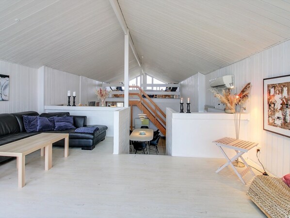 Televisión y chimenea 