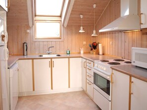 Kjøleskap, mikrobølgeovn, ovn og oppvaskmaskin