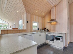 Køleskab, mikrobølgeovn, opvaskemaskine, højstol