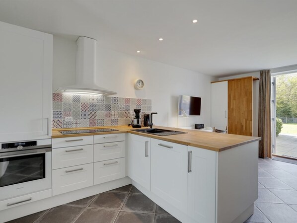 Fridge, microwave, dishwasher, cookware/dishes/utensils