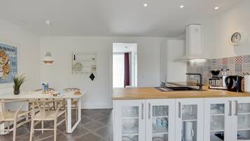 Fridge, microwave, dishwasher, cookware/dishes/utensils