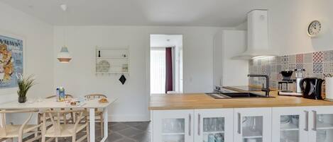 Fridge, microwave, dishwasher, cookware/dishes/utensils