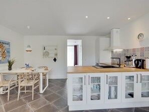 Fridge, microwave, dishwasher, cookware/dishes/utensils