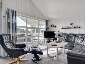 TV, fireplace, DVD player