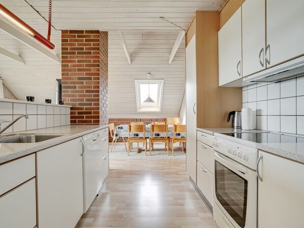 Kühlschrank, Geschirrspüler, Kochgeschirr/Geschirr/Besteck