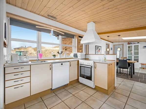 Kühlschrank, Mikrowelle, Ofen, Geschirrspüler