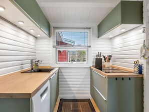 Kjøleskap, mikrobølgeovn, oppvaskmaskin og kjøkkenutstyr