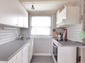 Kjøleskap, mikrobølgeovn, oppvaskmaskin og kjøkkenutstyr