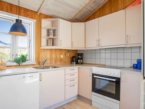 Køleskab, ovn, opvaskemaskine, højstol