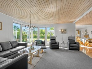 Fernseher, Kamin, DVD-Player