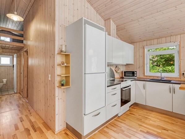Fridge, microwave, dishwasher, cookware/dishes/utensils