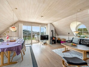 Fernseher, Kamin, DVD-Player