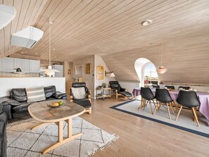 Fernseher, Kamin, DVD-Player