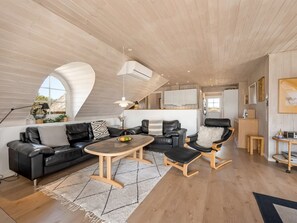 Fernseher, Kamin, DVD-Player