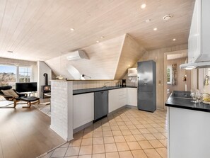 Kühlschrank, Mikrowelle, Geschirrspüler, Kochgeschirr/Geschirr/Besteck