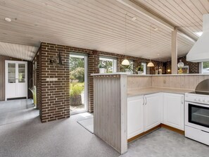 Kylskåp, mikrovågsugn, diskmaskin och grytor/köksredskap