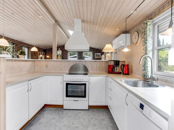 Kühlschrank, Mikrowelle, Geschirrspüler, Kochgeschirr/Geschirr/Besteck