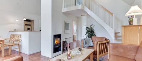 Fernseher, Kamin, DVD-Player