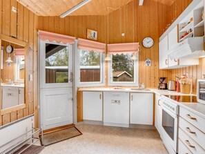 Een koelkast, een magnetron, een oven, een vaatwasser