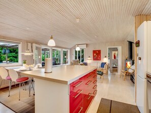 Kylskåp, ugn, diskmaskin och barnstol