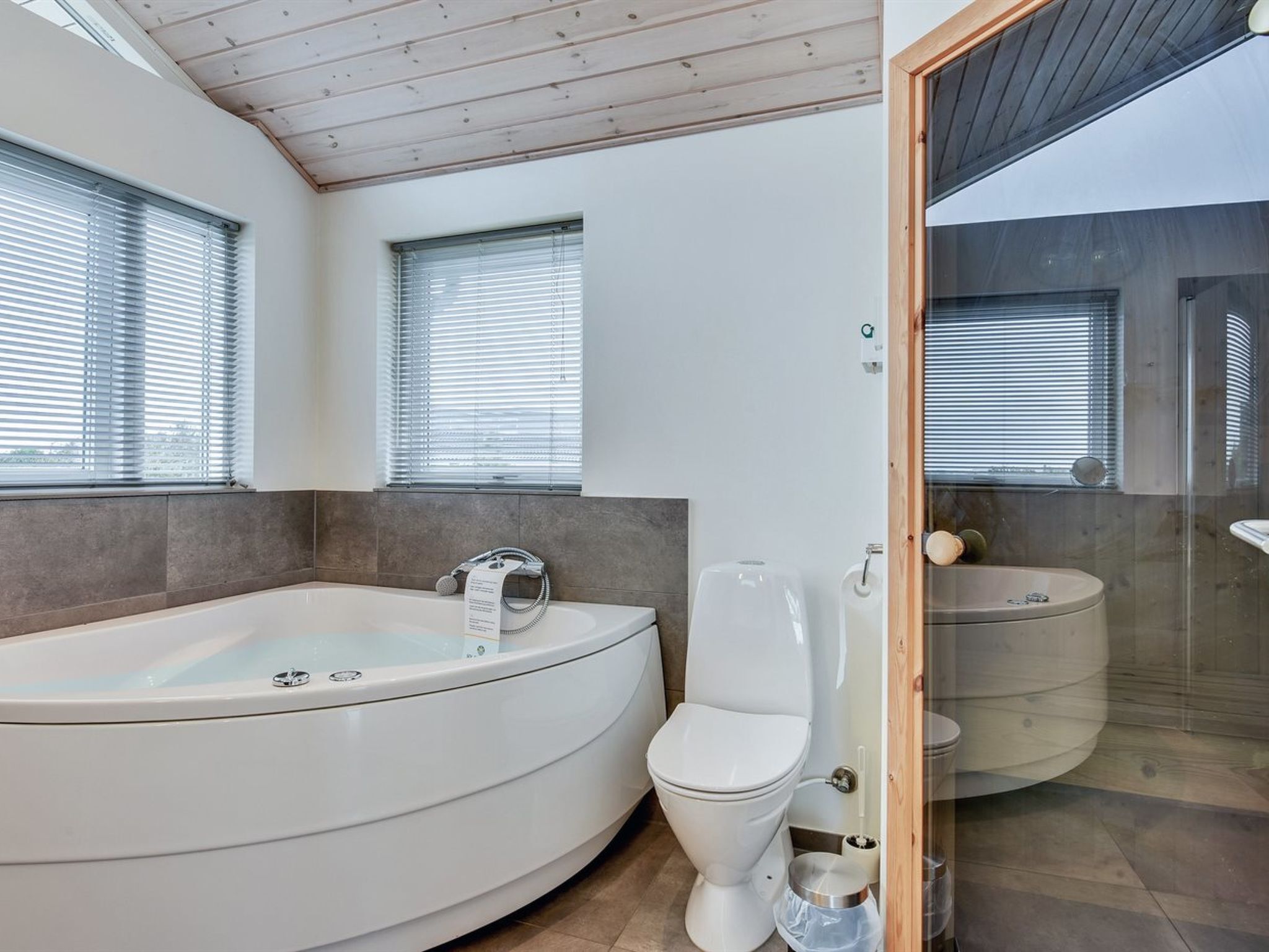 Un baño moderno con una bañera independiente, un inodoro y un bidé.