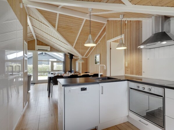 Kühlschrank, Ofen, Geschirrspüler, Hochstuhl