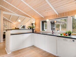 Kjøleskap, mikrobølgeovn, oppvaskmaskin og kjøkkenutstyr