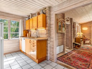 Fridge, microwave, dishwasher, cookware/dishes/utensils