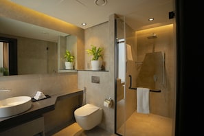 Secadora de cabello, toallas, jabón, papel de baño