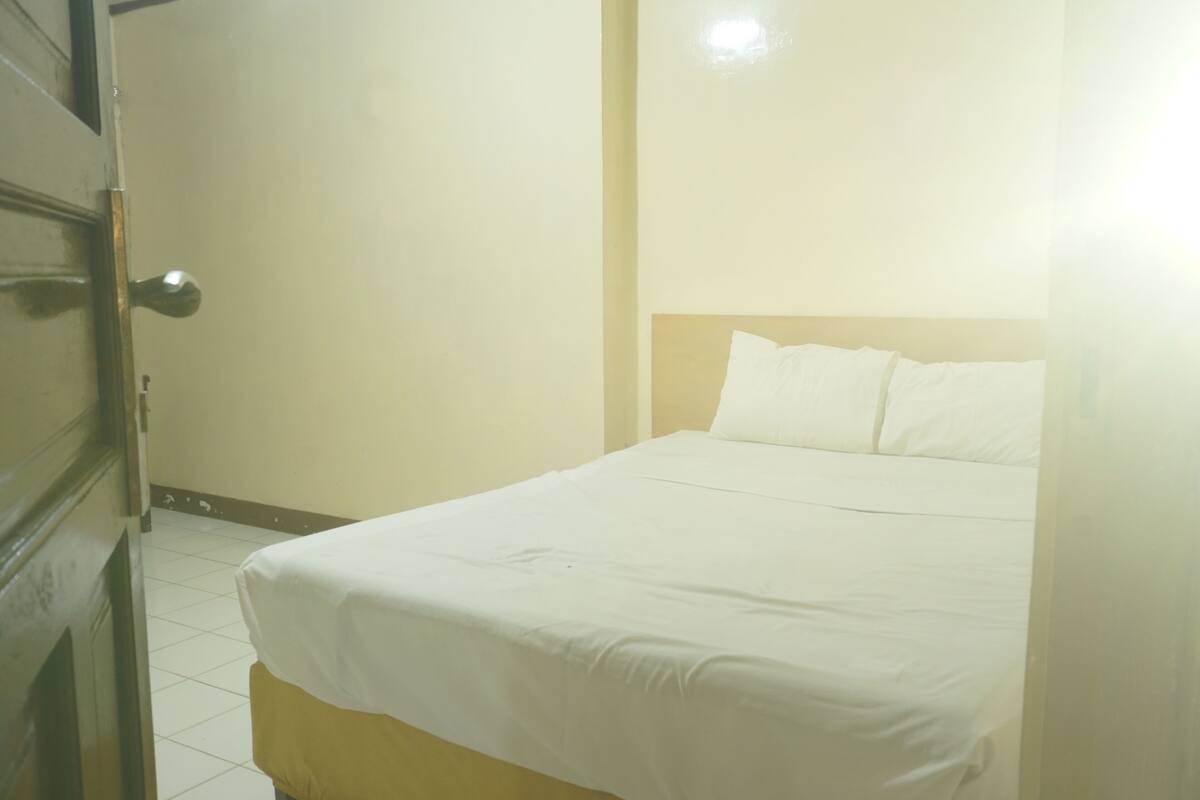 double room | desk, laptop workspace, free wifi, bed sheets