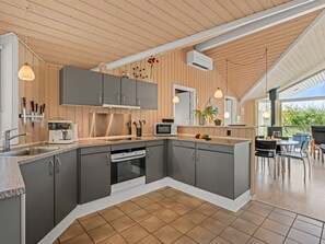 Kylskåp, mikrovågsugn, ugn och diskmaskin