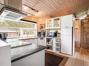 Kylskåp, mikrovågsugn, ugn och diskmaskin