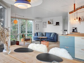 Televisión y chimenea 