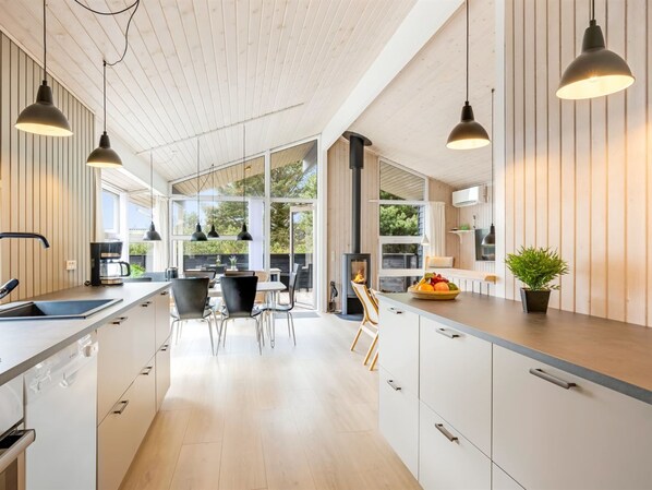 Kjøleskap, mikrobølgeovn, oppvaskmaskin og kjøkkenutstyr