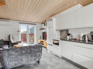 Køleskab, mikrobølgeovn, opvaskemaskine, køkkentøj/tallerkener/redskaber