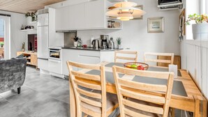 Kjøleskap, mikrobølgeovn, oppvaskmaskin og kjøkkenutstyr