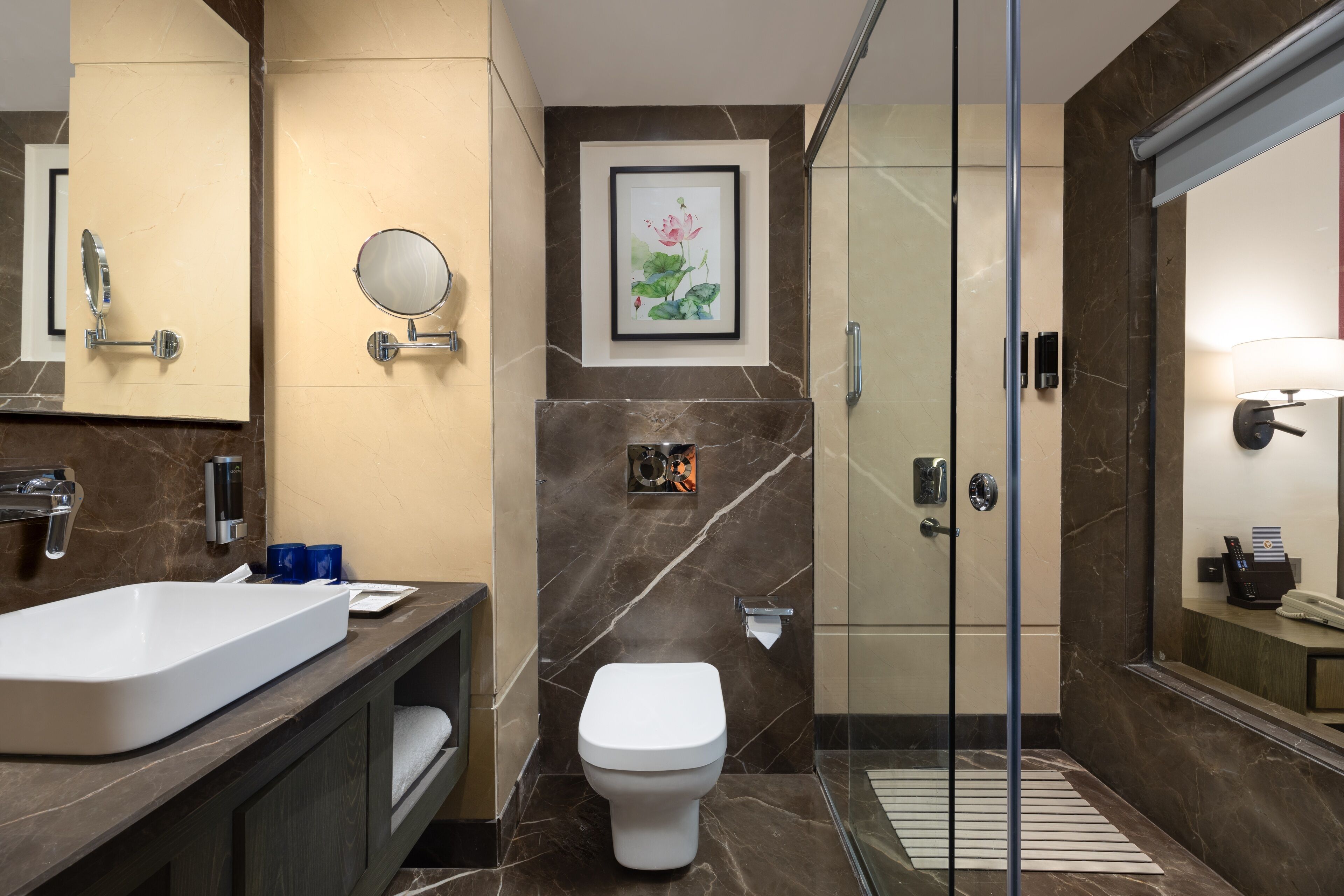 Deluxe Double Room | Bathroom | Shower, free toiletries, hair dryer, towels