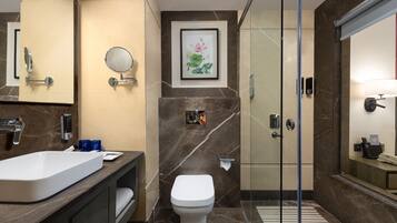 Deluxe Double Room | Bathroom | Shower, free toiletries, hair dryer, towels
