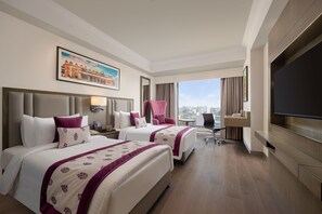 Minibar, bureau, espace de travail pour ordinateur portable