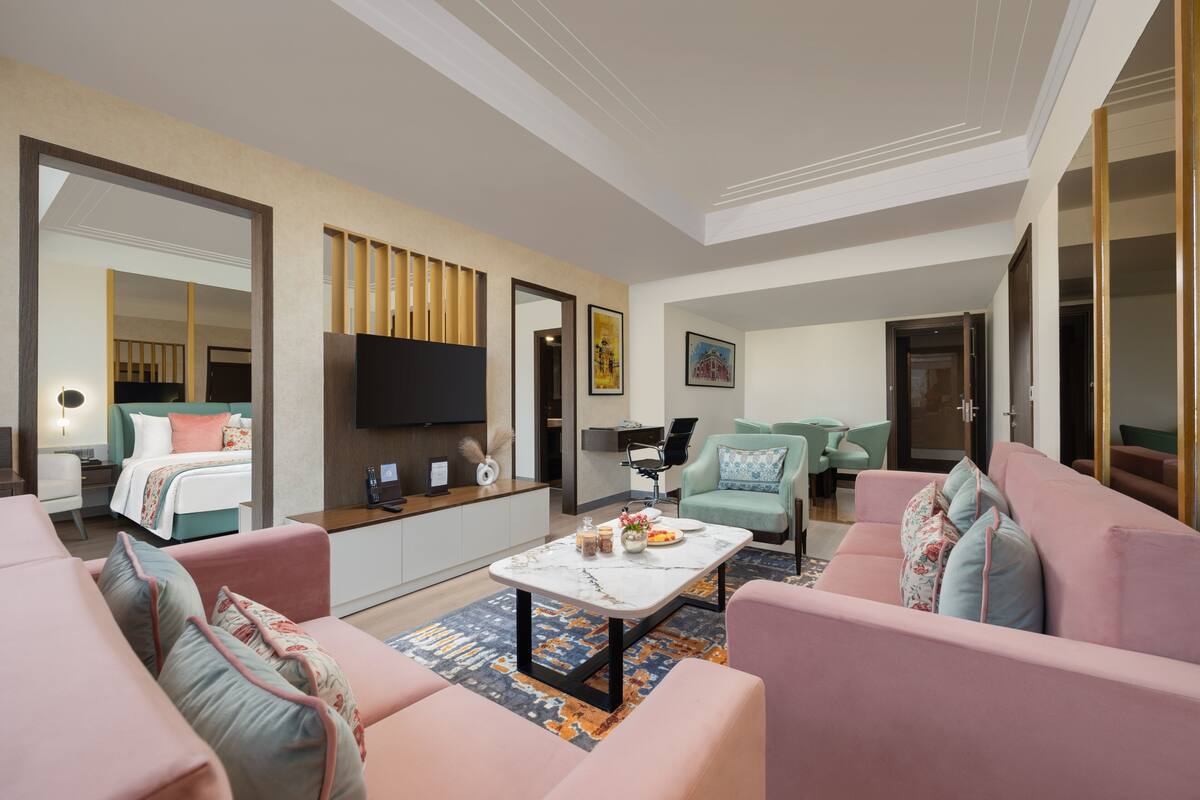 Een moderne woonkamer met een bank, salontafel en een flatscreen televisie.