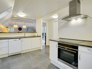 Kylskåp, mikrovågsugn, diskmaskin och grytor/köksredskap