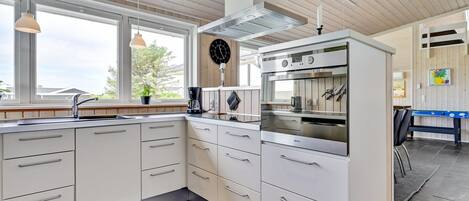 Køleskab, mikrobølgeovn, opvaskemaskine, køkkentøj/tallerkener/redskaber