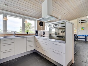 ثلاجة، ميكروويف، غسالة أطباق، مستلزمات طهي/أطباق/أوعية