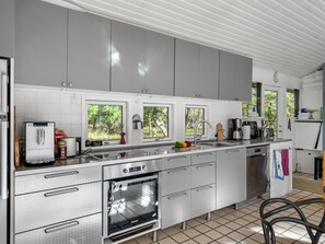 Jääkaappi, mikroaaltouuni, uuni, astianpesukone