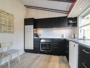 冷蔵庫、電子レンジ、食器洗い機、調理器具と食器